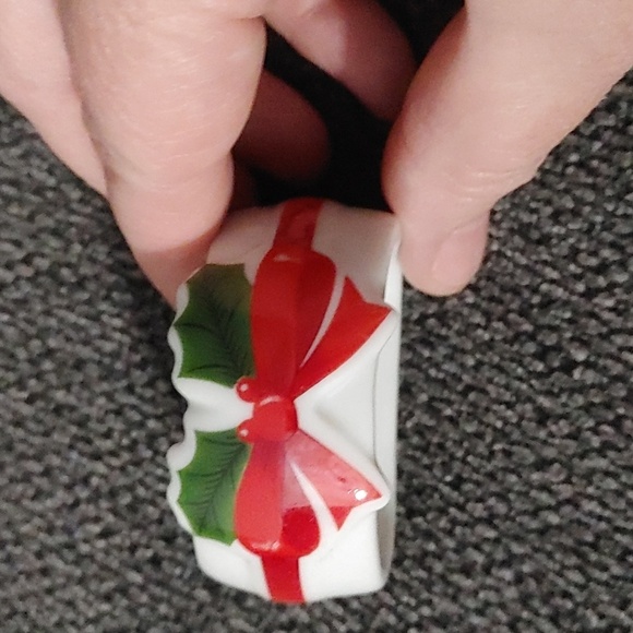 Vintage Mount Clemons Ribbon & Holly Napkin Ring 6 Piece Set Red Bow Green Holly - Picture 3 of 8